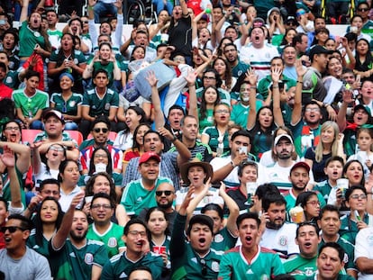 Aficionados mexicanos durante un partido de la selección nacional frente a Escocia.