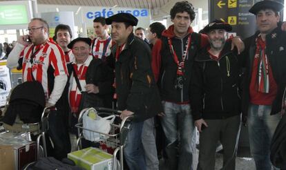 Aficionados del Athletic aguardan ayer la salida de sus vuelos a Manchester.