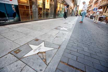 El paseo de la Fama de Madrid, en la calle de Martín de los Heros, este lunes.