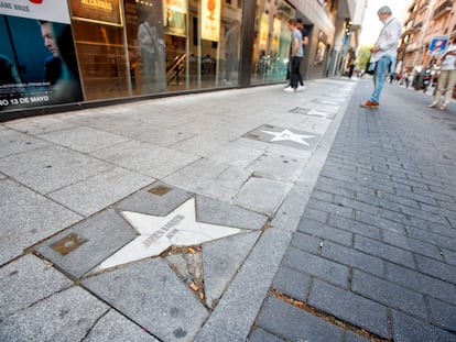 El paseo de la Fama de Madrid, en la calle de Martín de los Heros, este lunes.