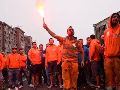 Estibadores durante la jornada de huelga en el puerto de Bilbao.