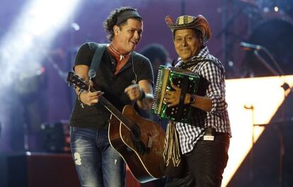 El cantante Carlos Vives y el acordeonista Egidio Cuadrado interpretando vallenato.