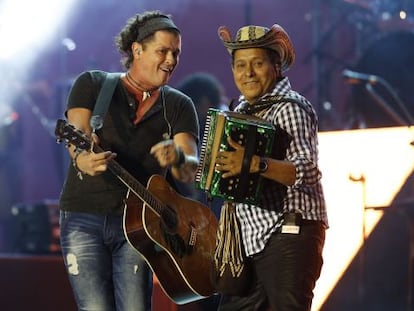 El cantante Carlos Vives y el acordeonista Egidio Cuadrado interpretando vallenato.