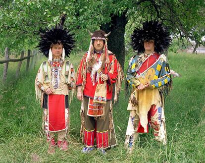 Serie 'Indios alemanes'. La foto se llama 'Tres hombres' y fue tomada en Rabedeul, Alemania, lugar donde cientos de germanos celebran su cumpleaños cada año ataviados como indios del Lejano Oeste.