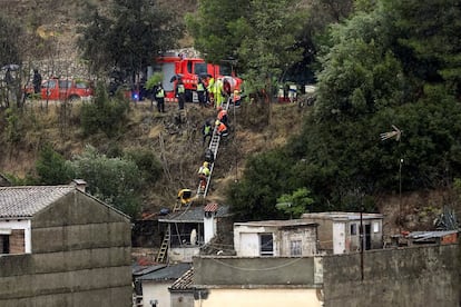 En la localidad de Moixent se ha desbordado la rambla del Bosquet arrastrando varios coches, aunque ninguno de ellos estaba ocupado. En la imagen, un equipo de bomberos ayuda a desalojar a los vecinos de Ontinyent (Valencia).