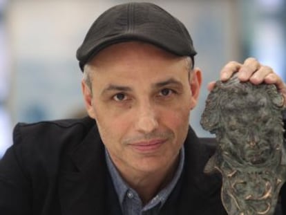 El director Pablo Berger posa con el 'goya' a la mejor película recibido por 'Blancanieves'.