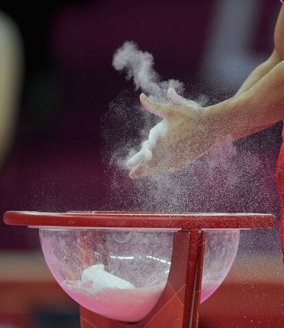 El gimnasta británico Louis Smith se prepara para la prueba en el potro.