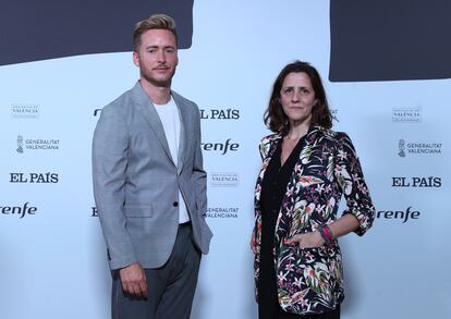 El actor Pablo Ribero y la sexóloga Lorena Berdún, a su llegada a la ceremonia de entrega de los Premios Ortega y Gasset 2022.