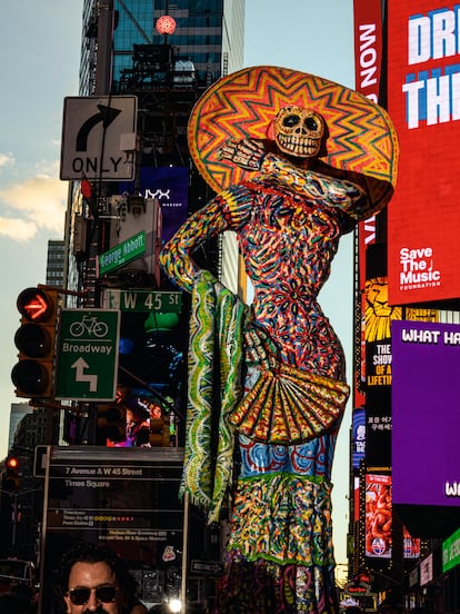 Una catrina monumental en Times Square, Nueva York. 