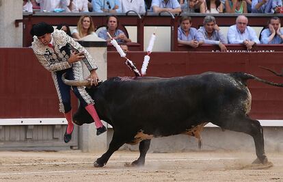 Cogida del banderillero Marcos Galán en la trigesimoprimera y última corrida de la Feria de San Isidro.