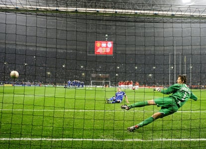 Terry se resbala en la tanda de penalti de la final de la Champions de 2008 en Moscú.