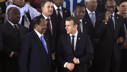 Emmanuel Macron habla con el mandatario camerunés, Paul Biya, este miércoles en Abiyán.
