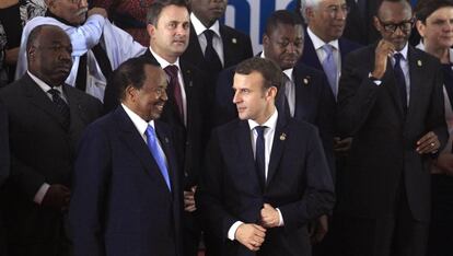 Emmanuel Macron habla con el mandatario camerun&eacute;s, Paul Biya, este mi&eacute;rcoles en Abiy&aacute;n.