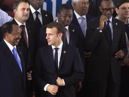 Emmanuel Macron habla con el mandatario camerun&eacute;s, Paul Biya, este mi&eacute;rcoles en Abiy&aacute;n.