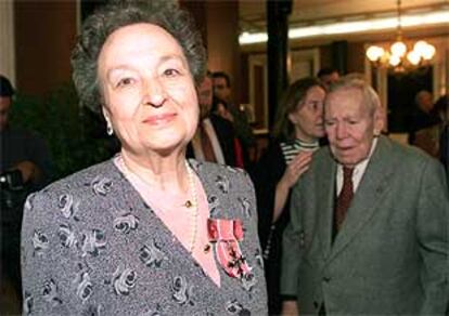 Isabel Naylor, durante el acto en el que fue condecorada con la Medalla del Imperio Británico.