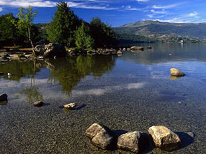 El lago de Sanabria, en la provincia de Zamora, ocupa con sus aguas mansas una superficie de 350 hectáreas.