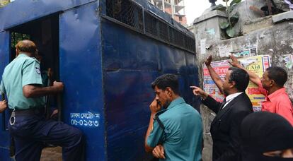 Familiares de un grupo de sospechosos de yihadismo detenidos intentan hablar con ellos este lunes en Dacca.