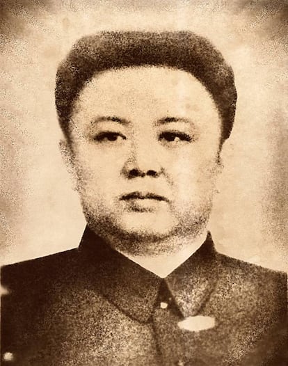 No dia em que nasceu o líder supremo da Coreia do Norte, Kim Jong Il, em fevereiro de 1942, uma estrela brilhante cruzou o céu e o inverno se transformou em verão. Este grande evento, que poderia ser a letra de uma canção, é o fabuloso relato “que é contado às crianças nas escolas para adorar como um deus” o homem que governou a Coreia do Norte entre 1994 e 2011, diz a fotógrafa canadense Nathalie Daoust (Montreal, 1977). O projeto mais recente desta fotógrafa, que está exposição no Circulo de Bellas Artes em Madri até 28 de janeiro de 2018, são 25 fotos, várias de grande formato, que tirou com sua câmera analógica como turista em Pyongyang, algumas escondidas graças a um cabo disparador camuflado em um braço