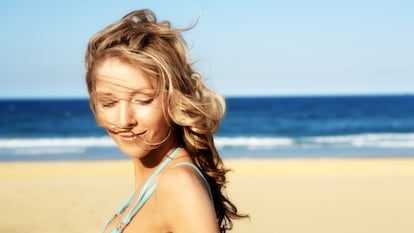 Artículo de EL PAÍS Escaparate que describe el uso de un protector solar para el cabello con aroma a monoi de Tahiti.