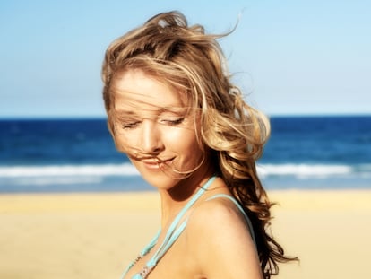 Artículo de EL PAÍS Escaparate que describe el uso de un protector solar para el cabello con aroma a monoi de Tahiti.
