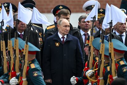 Vladímir Putin preside este jueves en la Plaza Roja de Moscú el desfile militar del Día de la Victoria. 