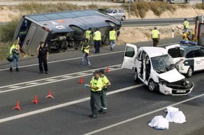 Guardias civiles en el lugar del siniestro entre un autobús y una furgoneta en Elche. En el accidente han muerto dos personas.