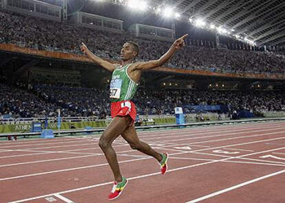 Kenenisa Bekele se proclama campeón de los 10.000 metros tras exhibirse en la última vuelta con un cambio de ritmo impresionante.