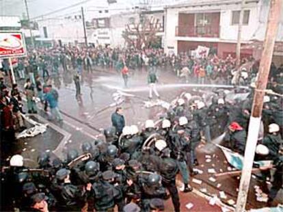 La policía se enfrenta a un grupo de manifestantes que protestan contra el recorte salarial en Argentina.