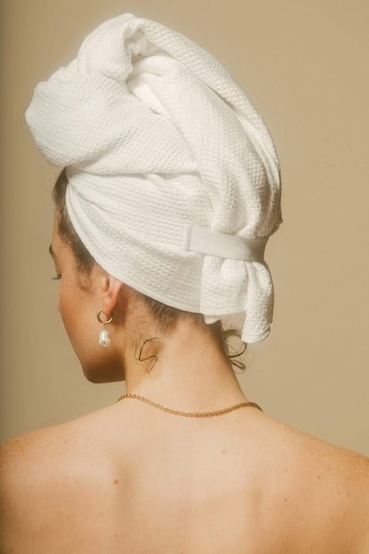 The Towel, un sencillo diseño blanco que se convierte en turbante con una cinta, de Crown Affair, 40 euros.