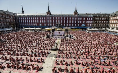 Cientos de personas asisten a la clase de yoga impartida el 30 de mayo de 2019 en la plaza Mayor de Madrid.