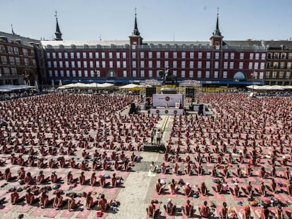 Cientos de personas asisten a la clase de yoga impartida el 30 de mayo de 2019 en la plaza Mayor de Madrid.