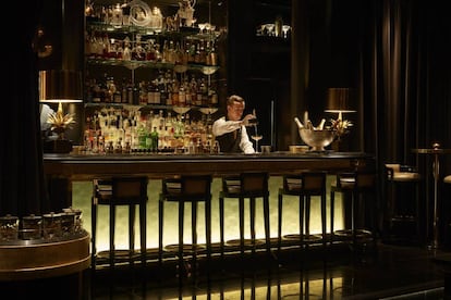 “Este es un bar famoso por sus bebidas teatrales y una decoración art decó que quita la respiración”, dice el autor de ‘150 bares que tienes que visitar antes de morir’. Situado en el londinense Savoy, cada uno de los 20 cócteles del menú cuentan una historia diferente sobre el hotel, acompañada de una ilustración. El primero, Under the Star, no solo explica que está hecho con bourbon y champagne, sino que conmemora el día que Fred Astaire se puso a bailar en el tejado del Savoy. Advertencia para viajeros: no se puede entrar vestido de 'sport'. Más información: <a href="https://www.fairmont.com/savoy-london/dining/beaufortbar/" target="_blank">fairmont.com</a>