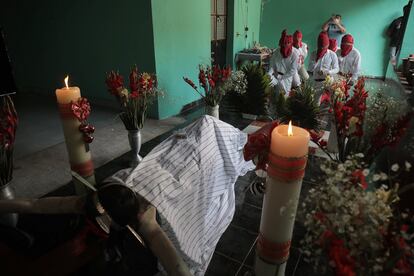 Hombres vestidos de soldados romanos con capucha roja, conocidos como 'espías', han participado este jueves en el ritual de la aprehensión de Jesús de Nazaret en Tzintzuntzan, Michoacán (México).