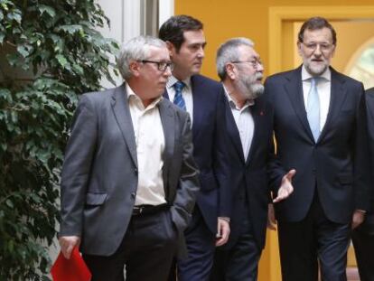 El secretario general de CC00, Ignacio Fern&aacute;ndez Toxo; el presidente de Cepyme, Antonio Garamendi; el secretario general de UGT, C&aacute;ndido M&eacute;ndez; el presidente del Gobierno, Mariano Rajoy; el presidente de CEOE, Juan Rosell y la ministra de Empleo, F&aacute;tima B&aacute;&ntilde;ez. 