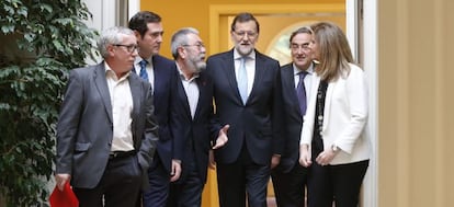 El secretario general de CC00, Ignacio Fern&aacute;ndez Toxo; el presidente de Cepyme, Antonio Garamendi; el secretario general de UGT, C&aacute;ndido M&eacute;ndez; el presidente del Gobierno, Mariano Rajoy; el presidente de CEOE, Juan Rosell y la ministra de Empleo, F&aacute;tima B&aacute;&ntilde;ez. 