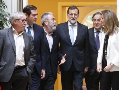 El secretario general de CC00, Ignacio Fernández Toxo; el presidente de Cepyme, Antonio Garamendi; el secretario general de UGT, Cándido Méndez; el presidente del Gobierno, Mariano Rajoy; el presidente de CEOE, Juan Rosell y la ministra de Empleo, Fátima Báñez.