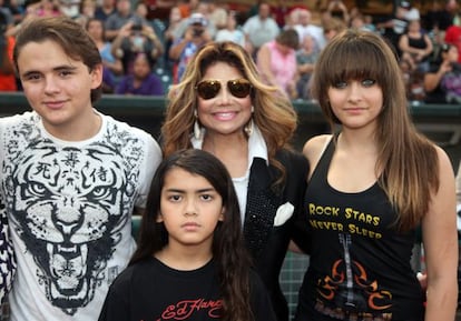 Prince, Blanket y Paris Jackson con LaToya. 