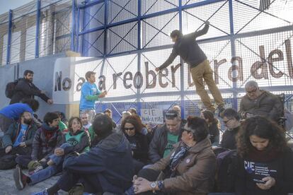 Protesta al CIE de la Zona Franca, aquest dijous.