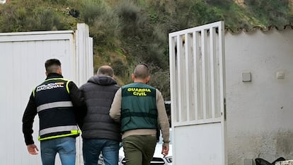 Momento de la detención de A. V. en Verín, en una fotografía difundida por la Guardia Civil de Ourense.