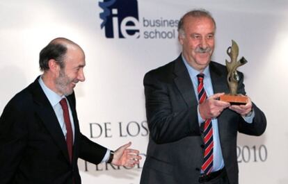 Vicente del Bosque recibe el premio de la Asociación de Corresponsales de Prensa Extranjera y del Club Internacional de Prensa de manos de Alfredo Pérez Rubalcaba.