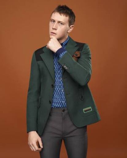 George Mackay posa para ICON vestido con americana, camisa y pantalón, todo, Prada.