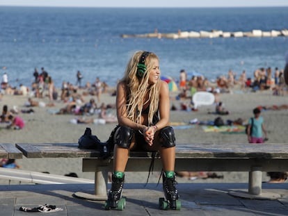 Shakira, en la playa de la Barceloneta, durante el rodaje del videoclip 'Loca', en agosto de 2010.