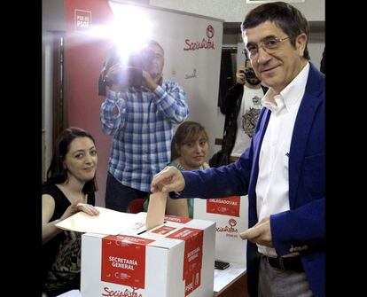El secretario general del PSE-EE, Patxi López, en el momento de votar.