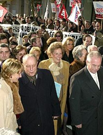 Manuel Fraga pasa ante los manifestantes, que le han dedicado una sonora pitada.