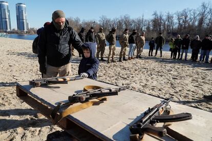 Un padre ucraniano y su hijo asisten a un entrenamiento militar abierto para civiles organizado por activistas del Sector Derecha en Kiev (Ucrania).