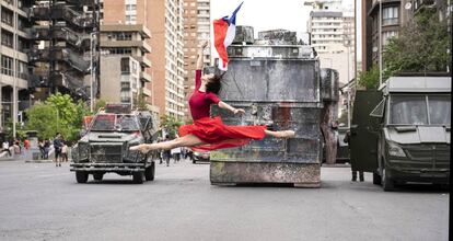 'El despertar', fotografía artística con el salto de la bailarina Catalina Duarte ante carros de la policía en Santiago de Chile el 25 de octubre.