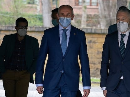 El ministro del Interior, Fernando Grande-Marlaska, y el consejero de Seguridad vasco, Josu Erkoreka, antes de reunirse en febrero pasado en Vitoria.