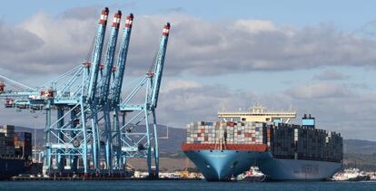 El mayor carguero del mundo, en la nueva zona del puerto de Algeciras.