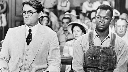 Gregory Peck y Brock Peters en una imagen de la adaptación cinematográfica de 'Matar a un ruiseñor'.