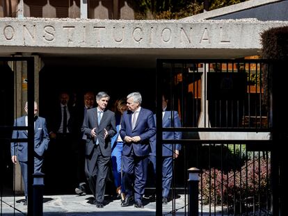El presidente del Tribunal Constitucional, Pedro González-Trevijano (en el centro hacia la izquierda) y el comisario europeo de Justicia, Didier Reynders (a su lado), a su salida de su reunión en el Tribunal Constitucional, este viernes en Madrid.